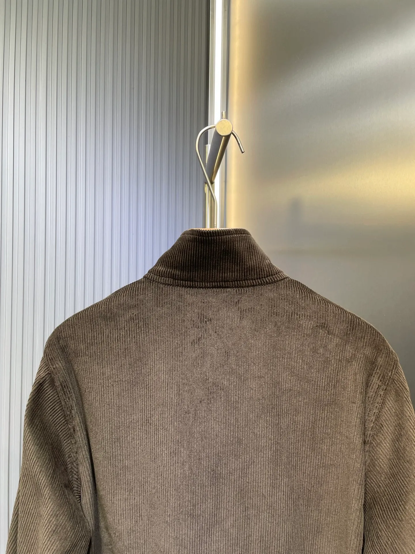 P490 Ralph La*ren 25Fw new autumn and winter retro corduroy jacket | Exclusive high-end version! Made of thick and skin-friendly corduroy fabric, it is warm and stylish in autumn and winter. The neat short version is friendly to all body shapes. It is made of retro brown and olive green fabrics with a texture that has accumulated over time. The stand-up collar design, metal zipper and iconic pony logo embroidery, and the tough tone of American retro workwear, allow this jacket to wander freely on the border between retro and classic. Every detail tells the fashion heritage of American retro.  Spot sale SML